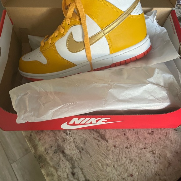 Womens Nike Dunk High. Sold out in stores - Picture 5 of 6